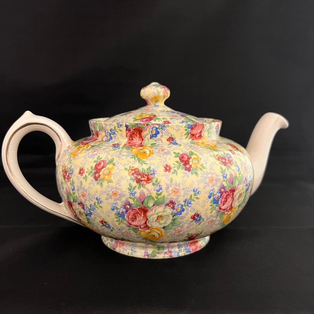 RARE FIND - VINTAGE BONE CHINA LORD NELSON CHINTZ ROSE TIME TEAPOT 
1920's